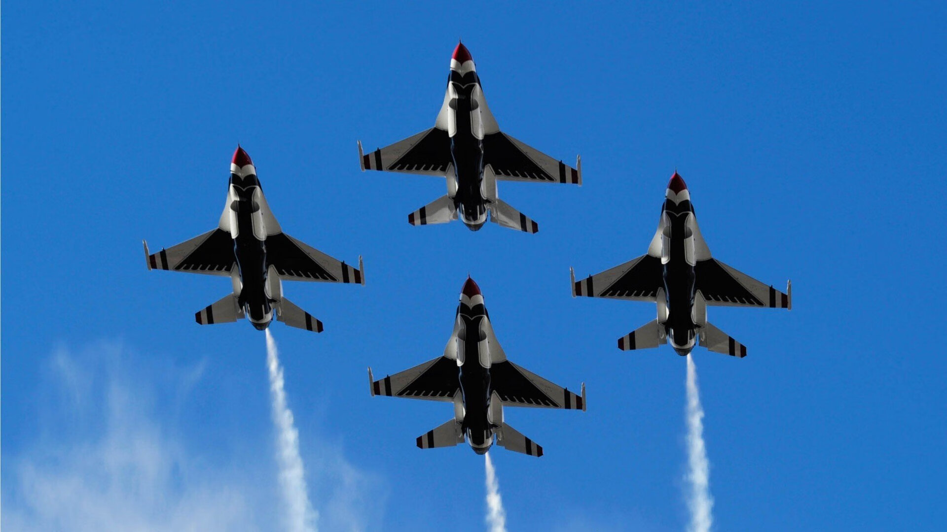 球队管理层召开内部会议研究近期成绩波动问题,球队管理人员