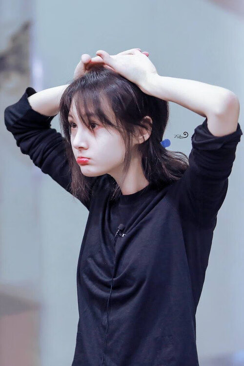 詹姆斯抢断致胜湖人再度问鼎榜首,詹姆斯湖人揭幕战